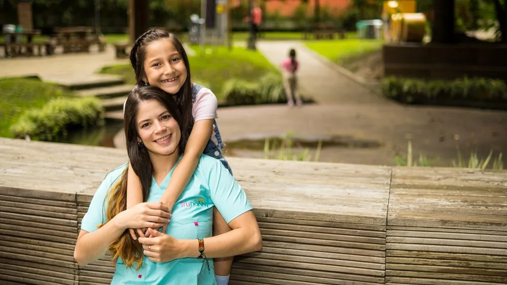 Niñera Trunanny con una niña en el parque