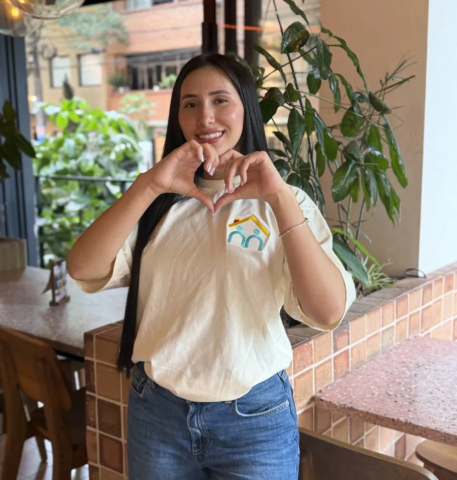 Niñera Trunanny haciendo un corazón con las manos