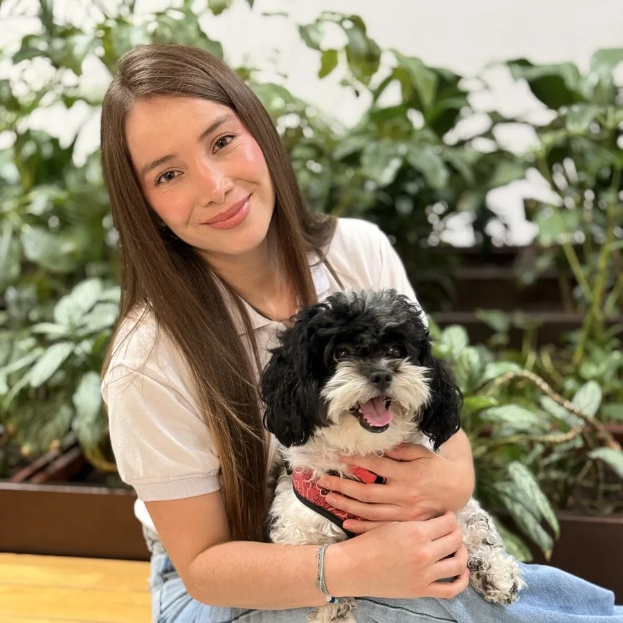 Cuidadora Trupets con una mascota